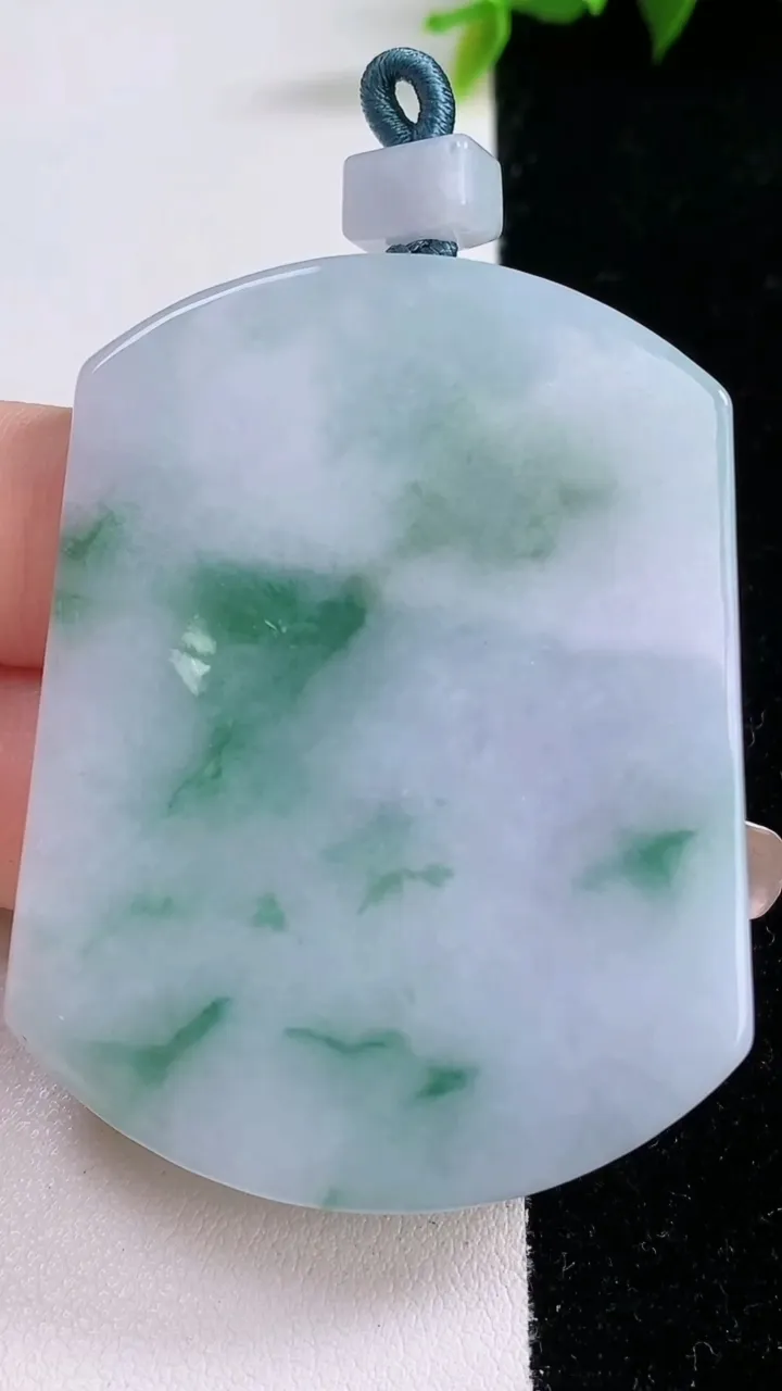 天然A货翡翠飘花无事牌吊坠，尺寸55.8-42.4-5.8，重量:41.24g
1月28日