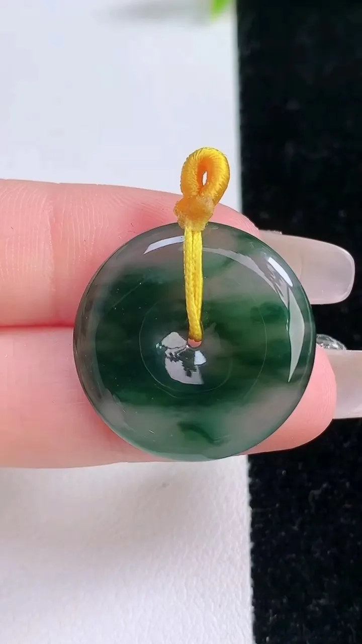 天然A货翡翠飘花平安扣吊坠，尺寸20-3.9，重量:5.58g
1月28日