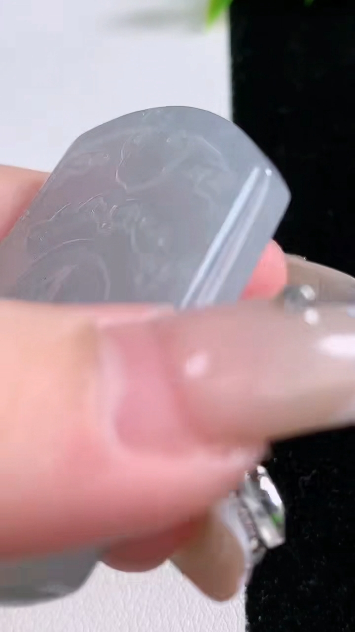 天然A货翡翠仿古无事牌吊坠，尺寸52-38.6-4.6，重量:21.57g
1月28日