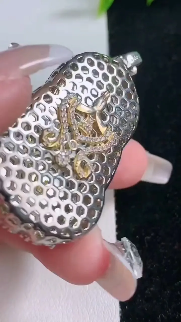 天然A货翡翠925银蓝水观音菩萨吊坠，尺寸53.6-28.3-11.7，裸石39-26重量:14.63g
1月28日