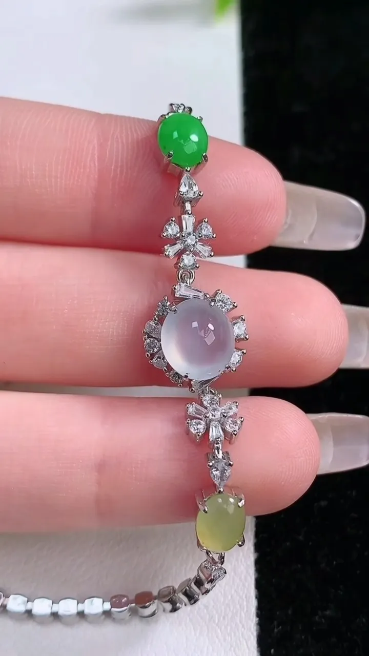 天然A货翡翠蛋面手链，尺寸8-7.2，重量:5.46g
1月28日