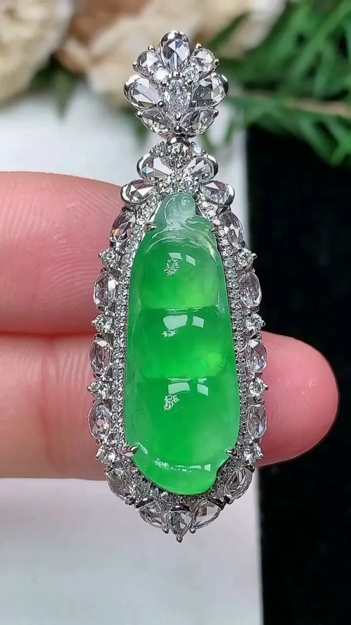 天然A货翡翠福豆吊坠，尺寸40.2-14.3-10.5，裸石23.3-8.3，重量:6.04g
1月