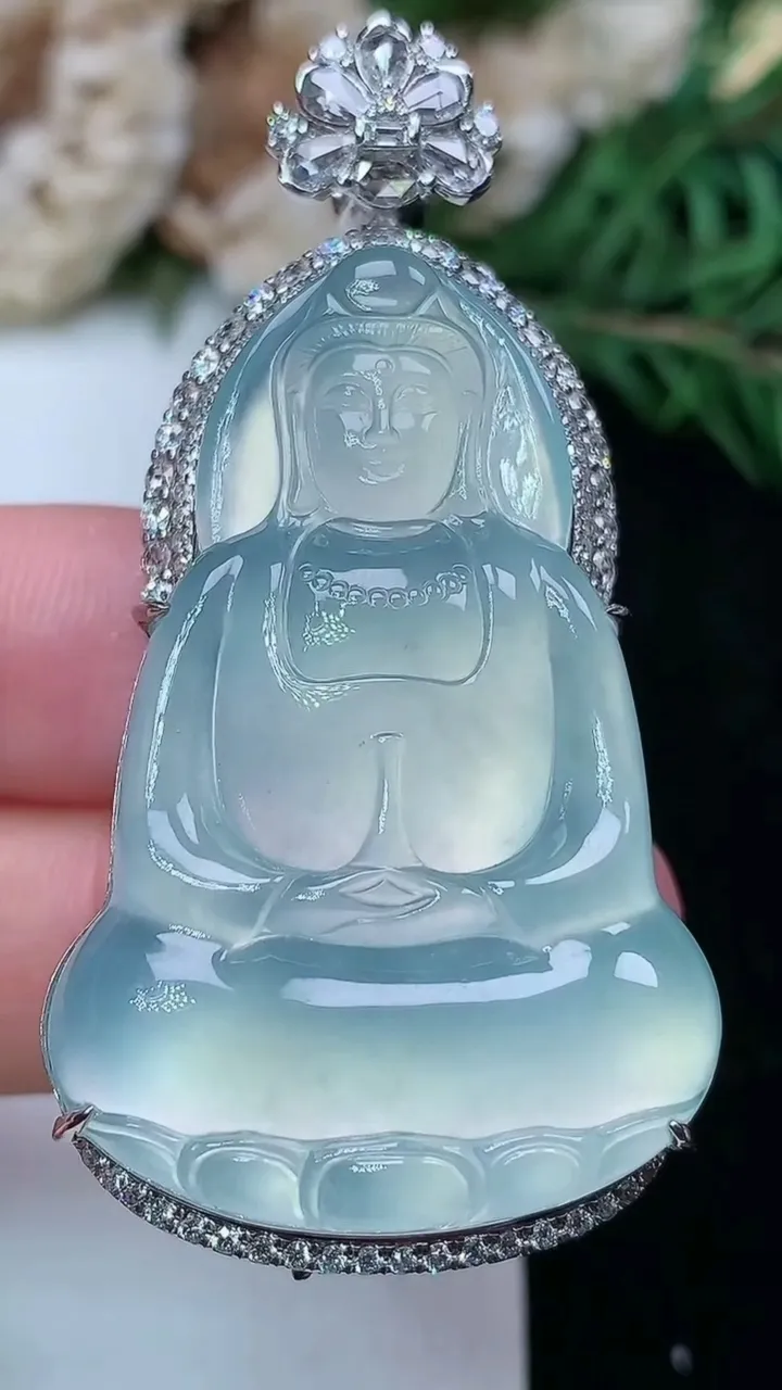 天然A货翡翠白冰素衣观音吊坠，尺寸52-39.2-26-11.5，重量:19.76g
1月28日