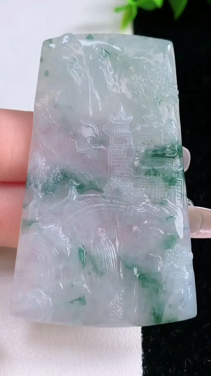 天然A货翡翠牌吊坠，尺寸62.3-38.8-4，重量:23.24g
1月28日