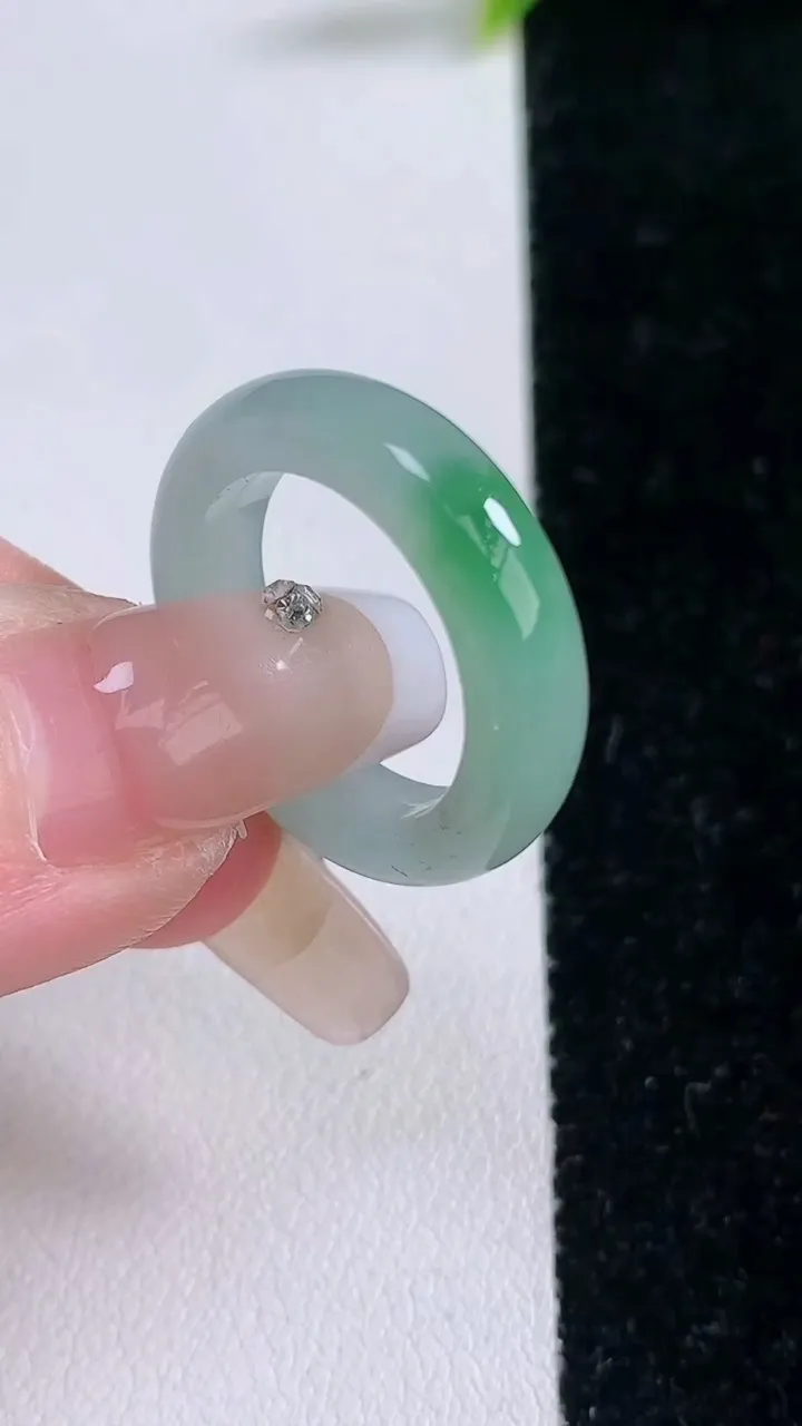 天然A货翡翠指环戒指，尺寸17.5-5.4-3.5，重量:4.20g2026年1月28日
工厂直销收