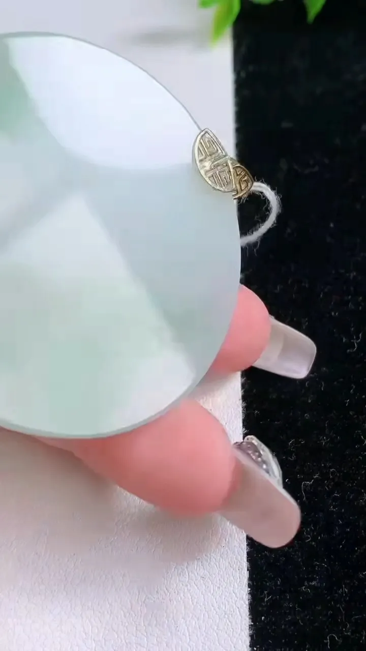 天然A货翡翠无事牌吊坠，尺寸48-3.7，重量:23.22g
1月28日