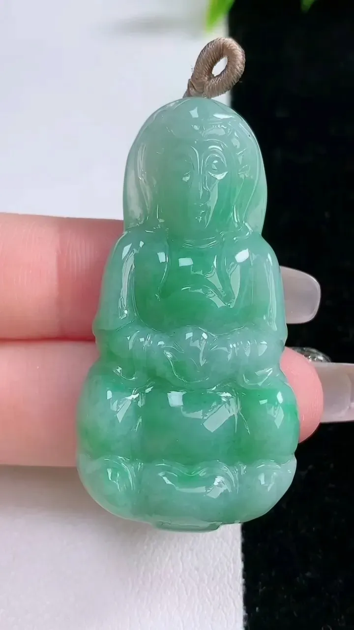 天然A货翡翠观音菩萨吊坠，尺寸55-25-6.4，重量:17.16g
1月28日