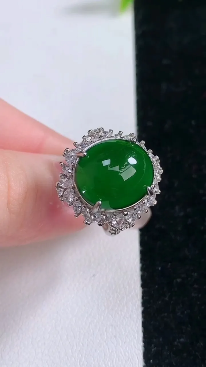 天然A货翡翠蛋面戒指，尺寸14.6-12.2-11.6，重量:5.13g2026年1月28日
工厂直销收藏佳品,种好水足，色泽均匀，有种有色，上手高大气！