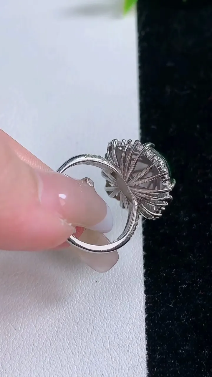 天然A货翡翠蛋面戒指，尺寸14.6-12.2-11.6，重量:5.13g2026年1月28日
工厂直销收藏佳品,种好水足，色泽均匀，有种有色，上手高大气！