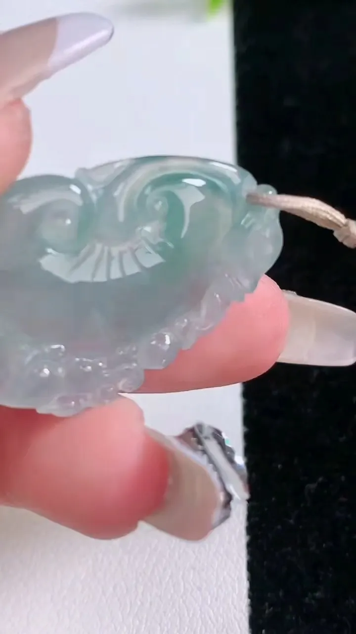 天然A货翡翠飘花如意吊坠，尺寸33.4-22-4.5，重量:5.78g
1月28日