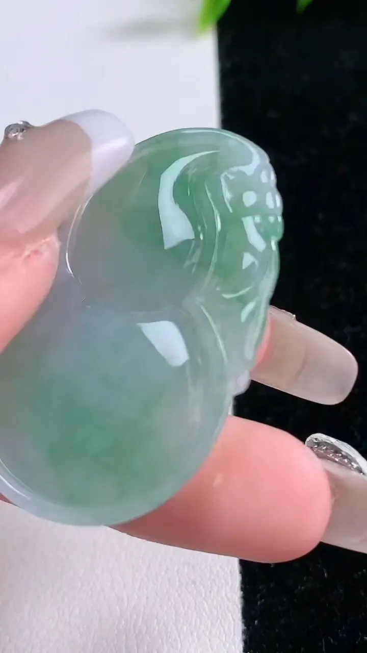 天然A货翡翠葫芦吊坠，尺寸41.3-26-6，重量:10.93g
1月28日