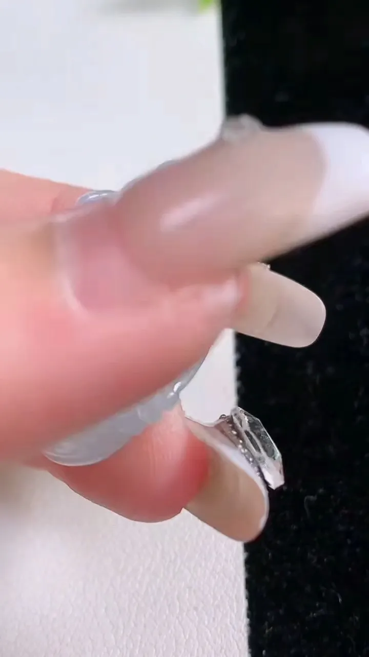 天然A货翡翠飘花貔貅吊坠，尺寸31-18.7-9.7，重量:12.85g
1月28日