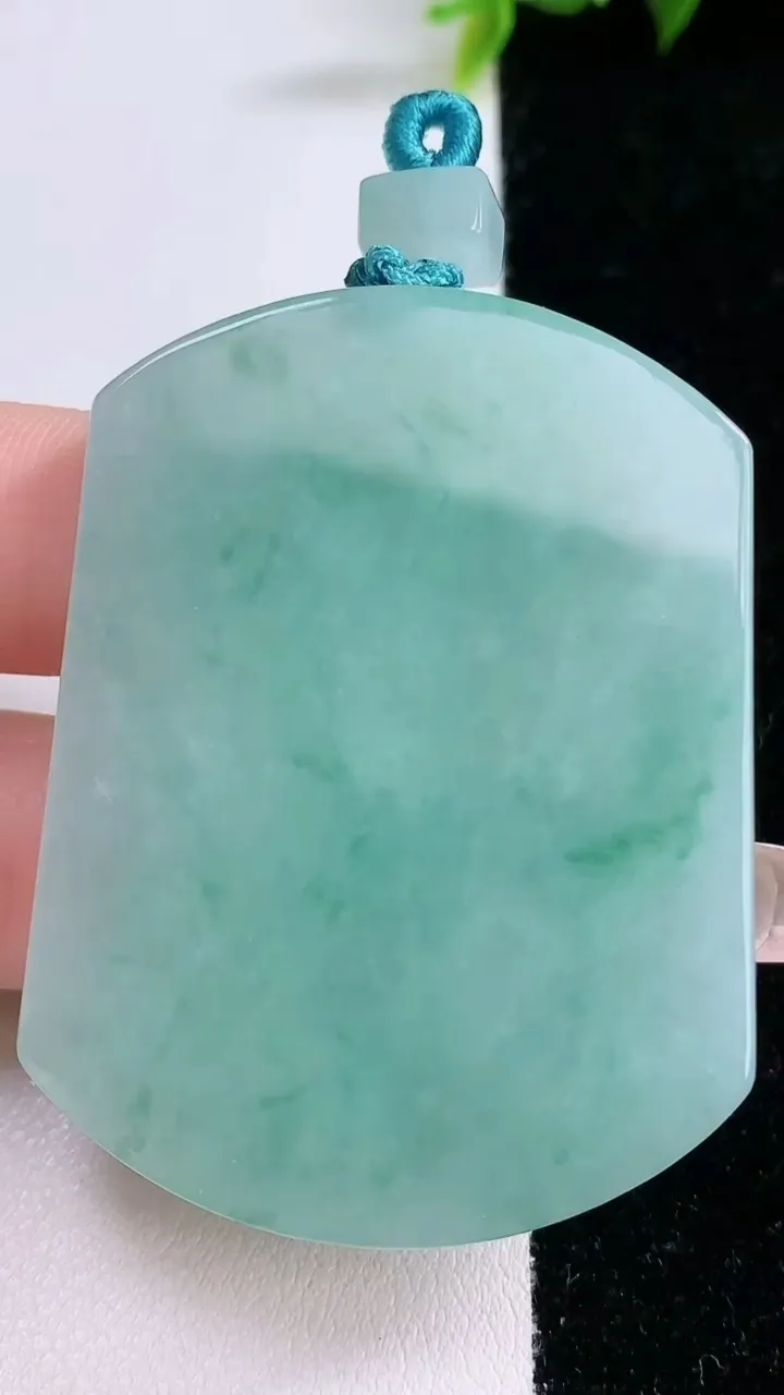 天然A货翡翠无事牌吊坠，尺寸52.2-39.2-5.6，重量:35.23g
1月28日