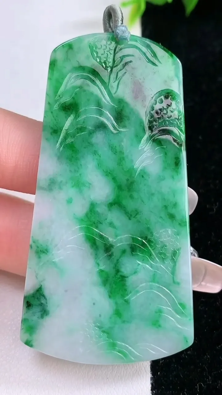 天然A货翡翠山水牌吊坠，尺寸66.4-33.4-3.1，重量:19.40g
1月28日