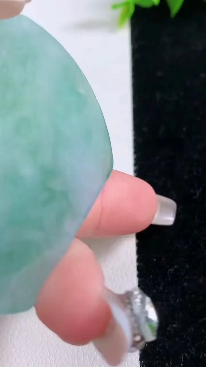 天然A货翡翠山水牌吊坠，尺寸53-43.2-5.3，重量:28.50g
1月28日