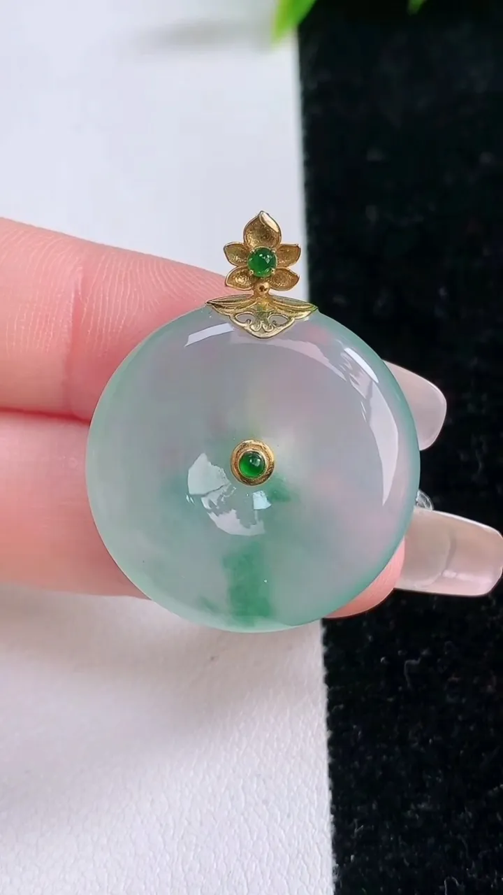 天然A货翡翠种飘花平安扣吊坠，尺寸27-6，重量:8.42g
1月28日