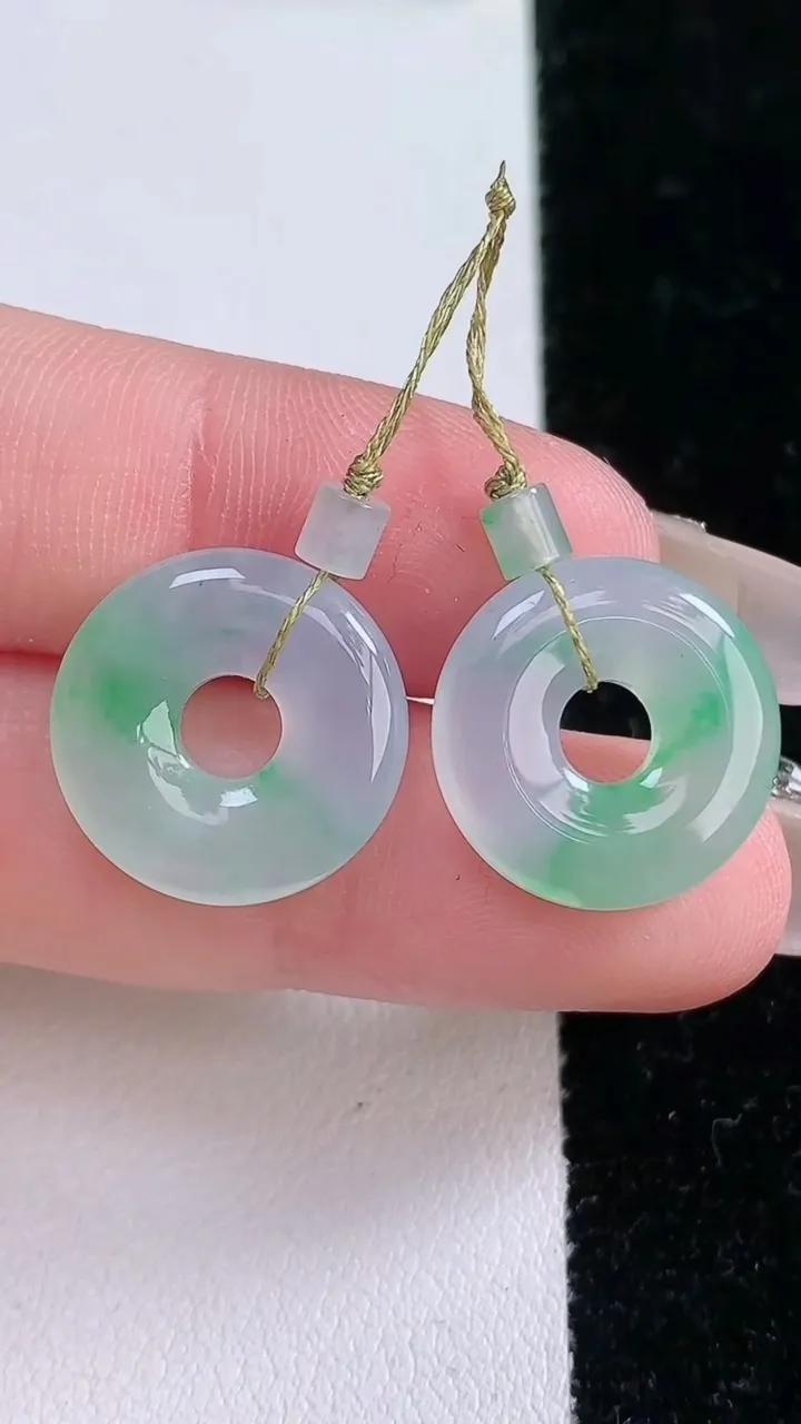 天然A货翡翠平安环吊坠一对，尺寸16-3.3，重量:3.98g
1月28日