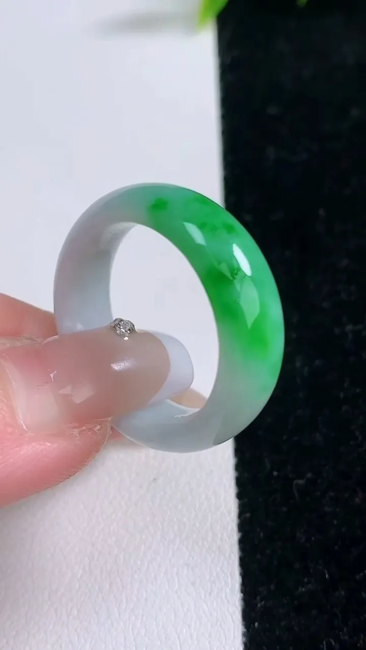 天然A货翡翠指环戒指，尺寸21.4-8.3-4，重量:7.30g2026年1月28日
工厂直销收藏佳品,种好水足，色泽均匀，有种有色，上手高大气！