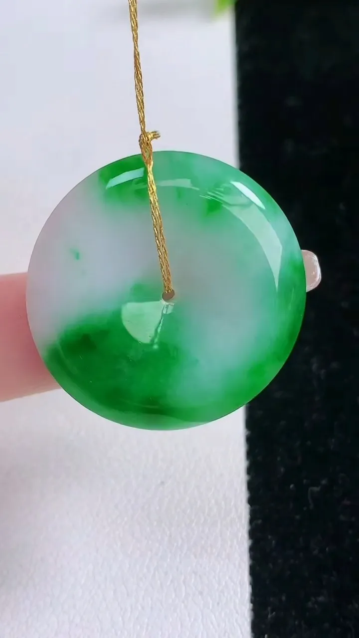 天然A货翡翠平安扣吊坠，尺寸28.7-5.2，重量:9.82g
1月28日