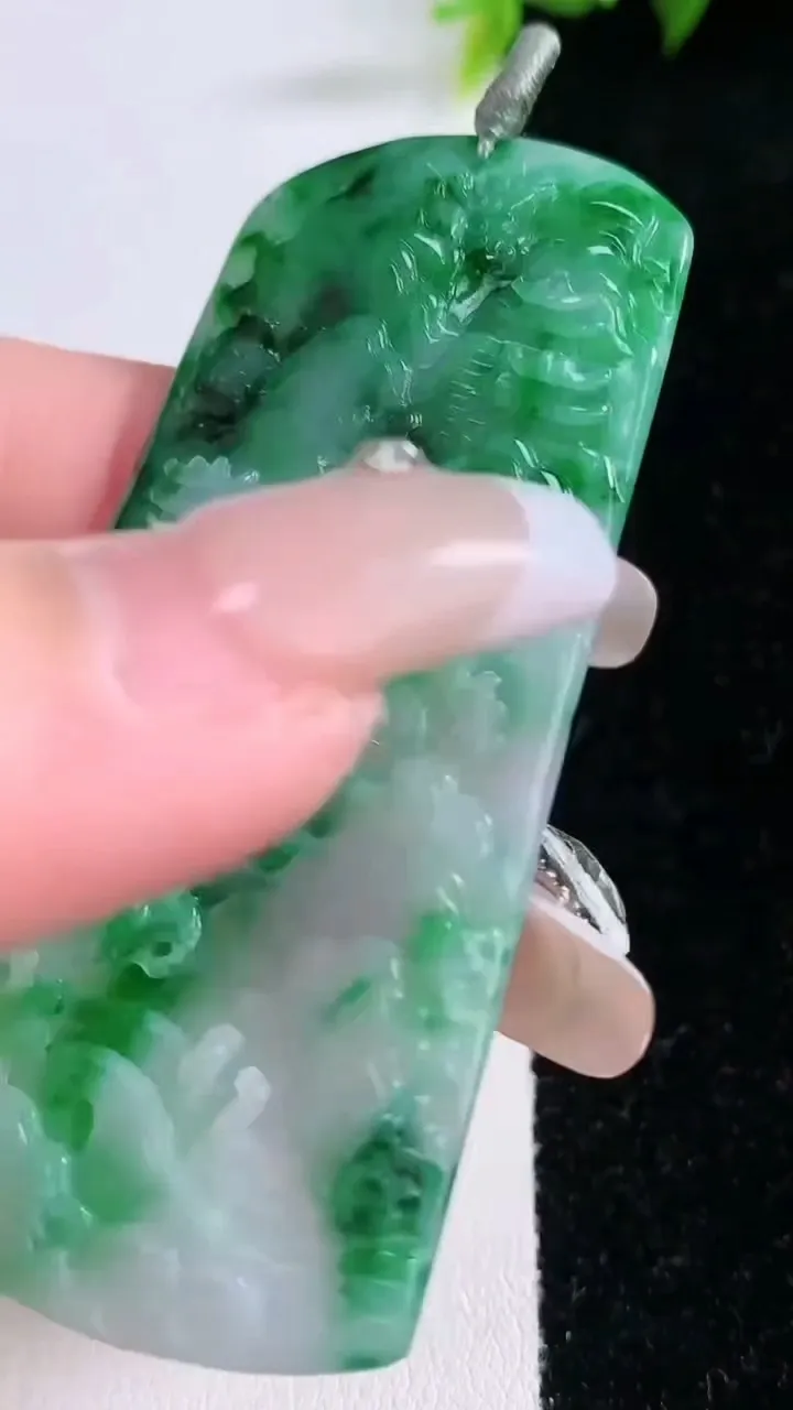 天然A货翡翠山水牌吊坠，尺寸66.4-33.4-3.1，重量:19.40g
1月28日