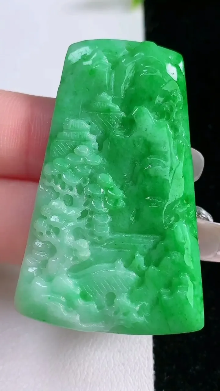 天然A货翡翠山水牌吊坠，尺寸50-30-5.6，重量:19.18g
1月28日