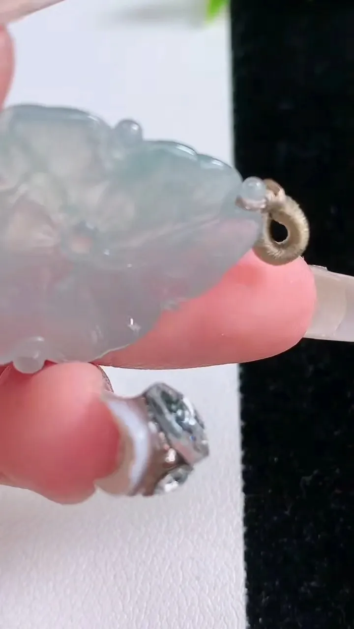 天然A货翡翠年年有余吊坠，尺寸32-25-3，重量:5.03g
1月28日