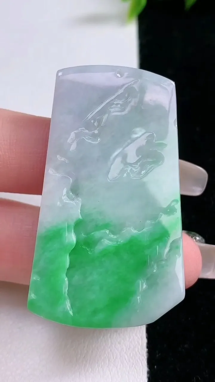 天然A货翡翠山水牌吊坠，尺寸48.5-28.2-6.7，重量:22.80g
1月28日