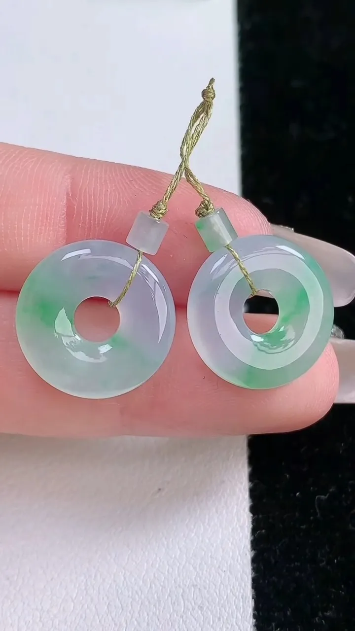 天然A货翡翠平安环吊坠一对，尺寸16-3.3，重量:3.98g
1月28日