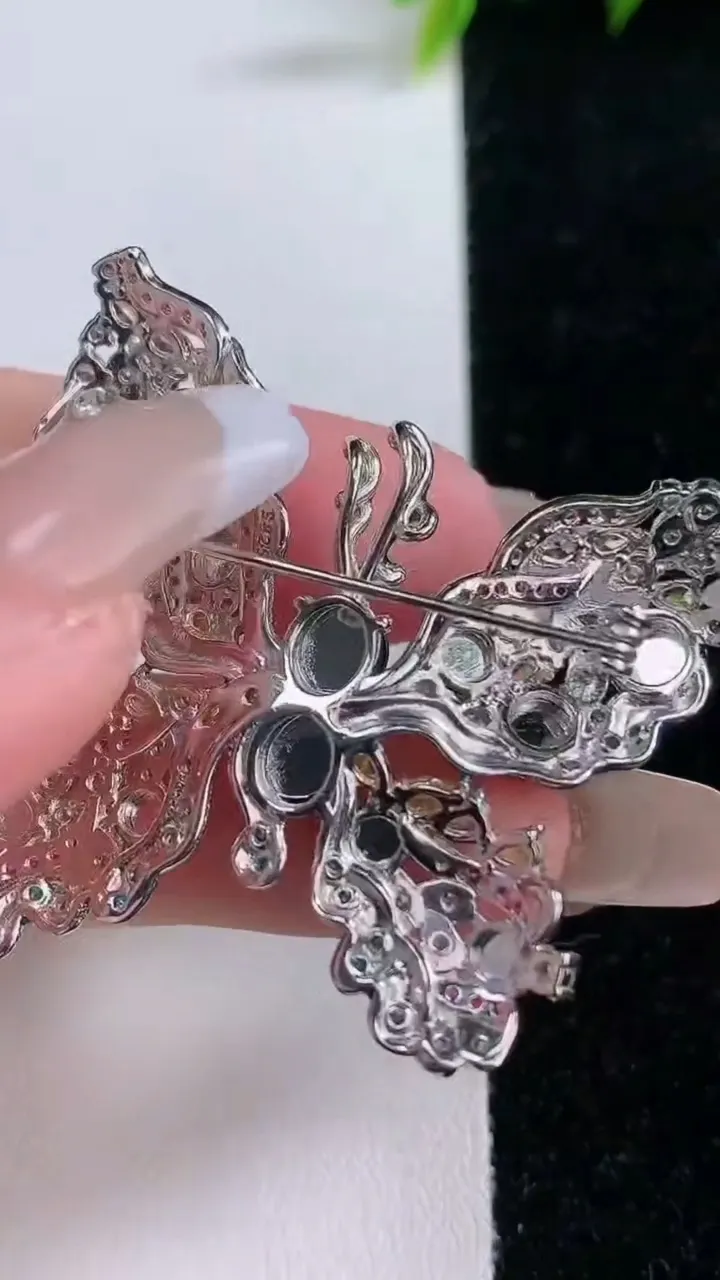 天然A货翡翠蝴蝶蛋面胸针，尺寸39.3-40.5-9-5.5，重量:10.22g
1月28日