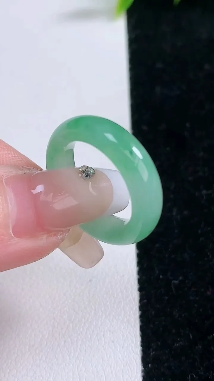 天然A货翡翠指环戒指，尺寸16.6-5.6-3.8，重量:4.18g2026年1月28日
工厂直销收藏佳品,种好水足，色泽均匀，有种有色，上手高大气！