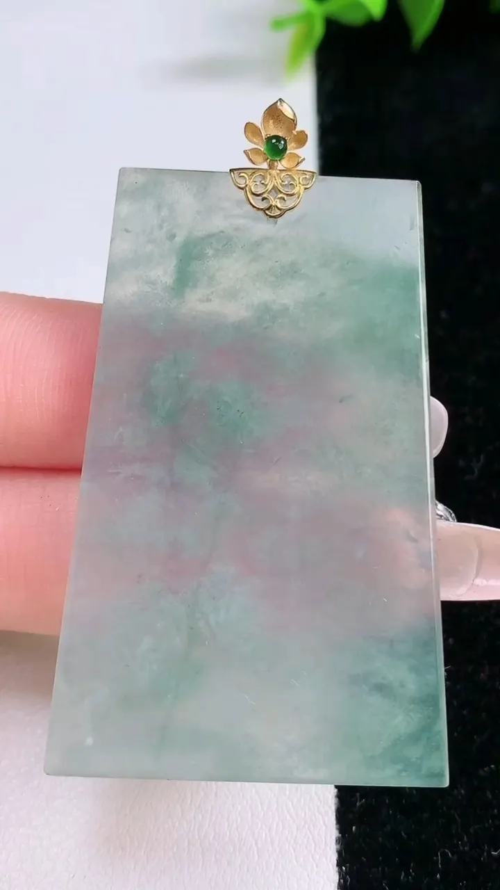 天然A货翡翠种飘花无事牌吊坠，尺寸51.4-32.6-2.6，重量:14.87g
1月28日