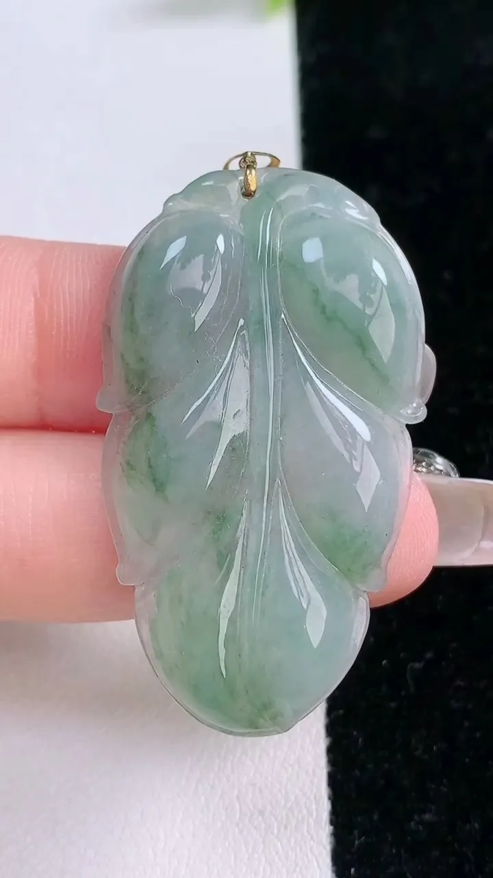 天然A货翡翠18K金飘花金枝玉叶 叶子吊坠，尺寸44-25.5-4，重量:8.26g
1月28日