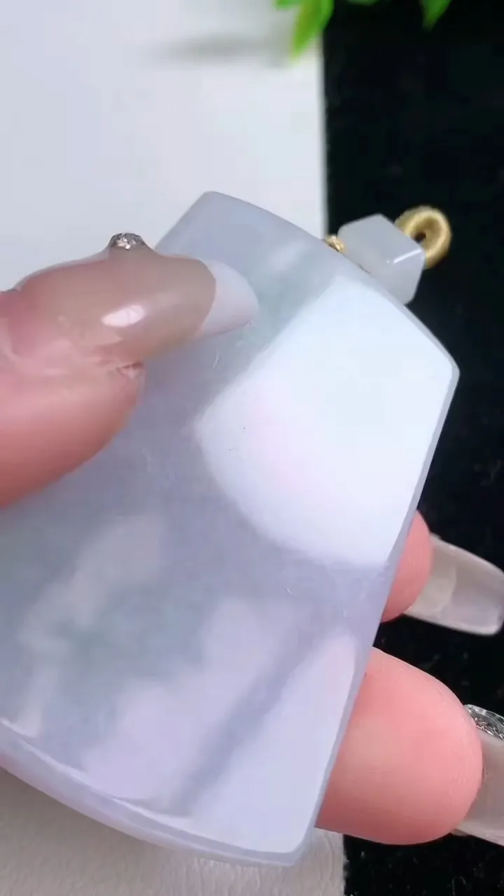 天然A货翡翠春带彩紫罗兰无事牌吊坠，尺寸51.6-31.3-5.8，重量:32.25g
1月28日