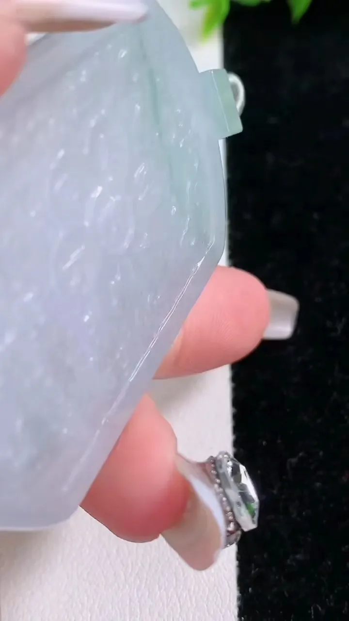 天然A货翡翠仿古无事牌吊坠，尺寸54.3-39.6-4.7，重量:27.91g
1月28日