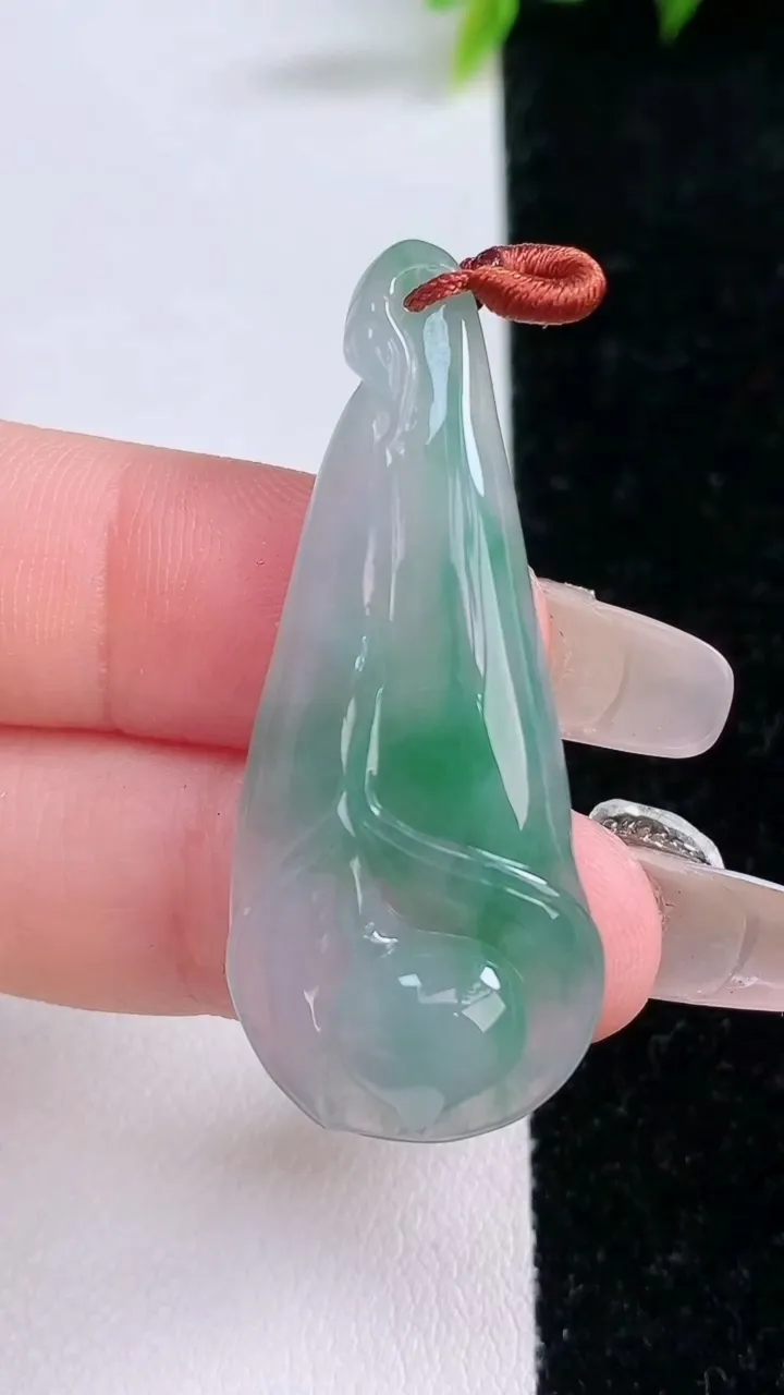 天然A货翡翠飘花玉兰花吊坠，尺寸44.2-18.2-5.3，重量:7.15g
1月28日