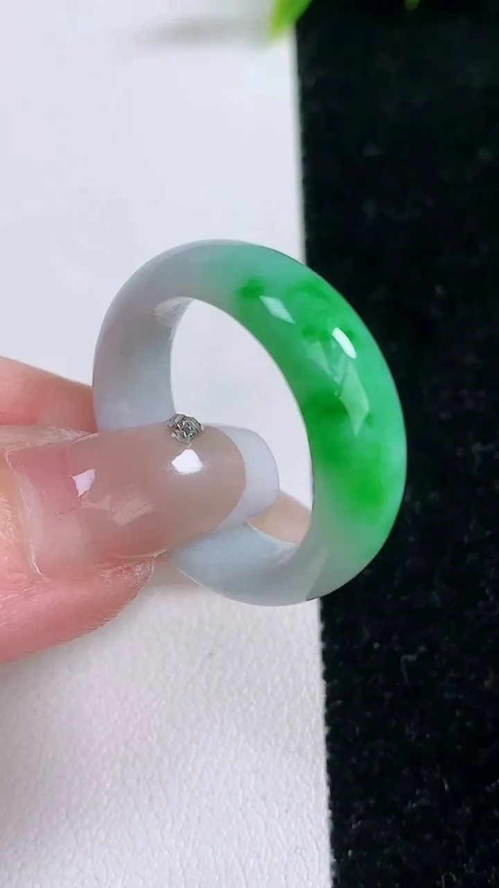 天然A货翡翠指环戒指，尺寸21.4-8.3-4，重量:7.30g2026年1月28日
工厂直销收藏佳品,种好水足，色泽均匀，有种有色，上手高大气！