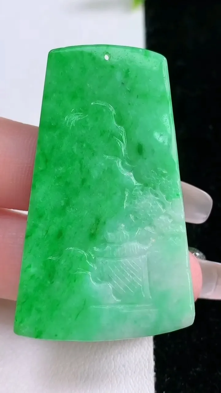 天然A货翡翠山水牌吊坠，尺寸50-30-5.6，重量:19.18g
1月28日