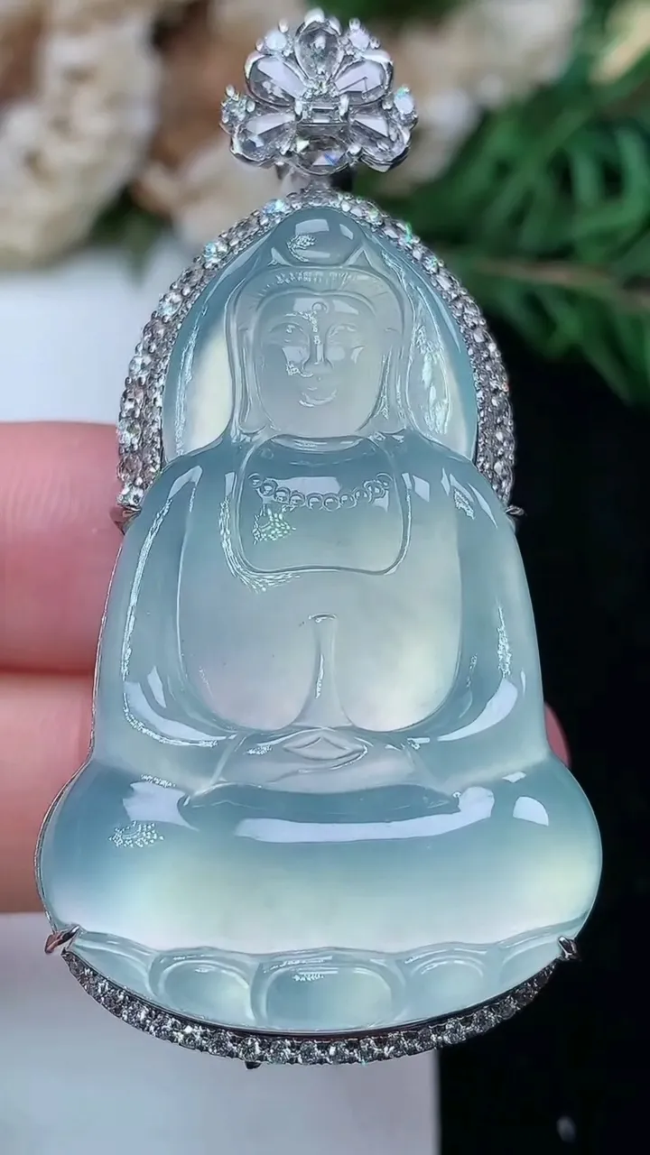 天然A货翡翠白冰素衣观音吊坠，尺寸52-39.2-26-11.5，重量:19.76g
1月28日
