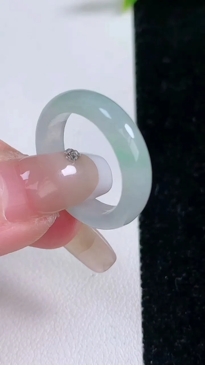 天然A货翡翠指环戒指，尺寸19-5.3-3，重量:3.64g2026年1月28日
工厂直销收藏佳品,