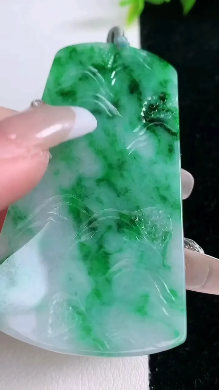 天然A货翡翠山水牌吊坠，尺寸66.4-33.4-3.1，重量:19.40g
1月28日