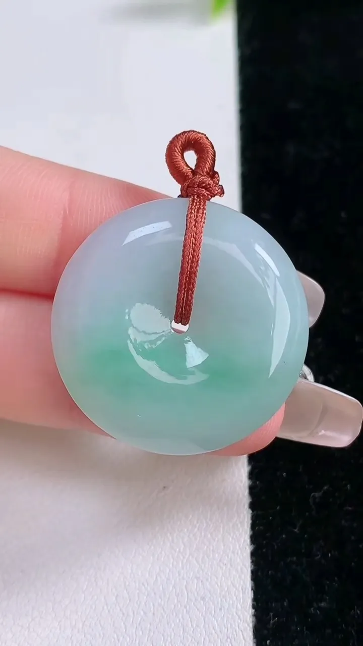 天然A货翡翠平安扣吊坠，尺寸28-5.8，重量:9.57g
1月28日