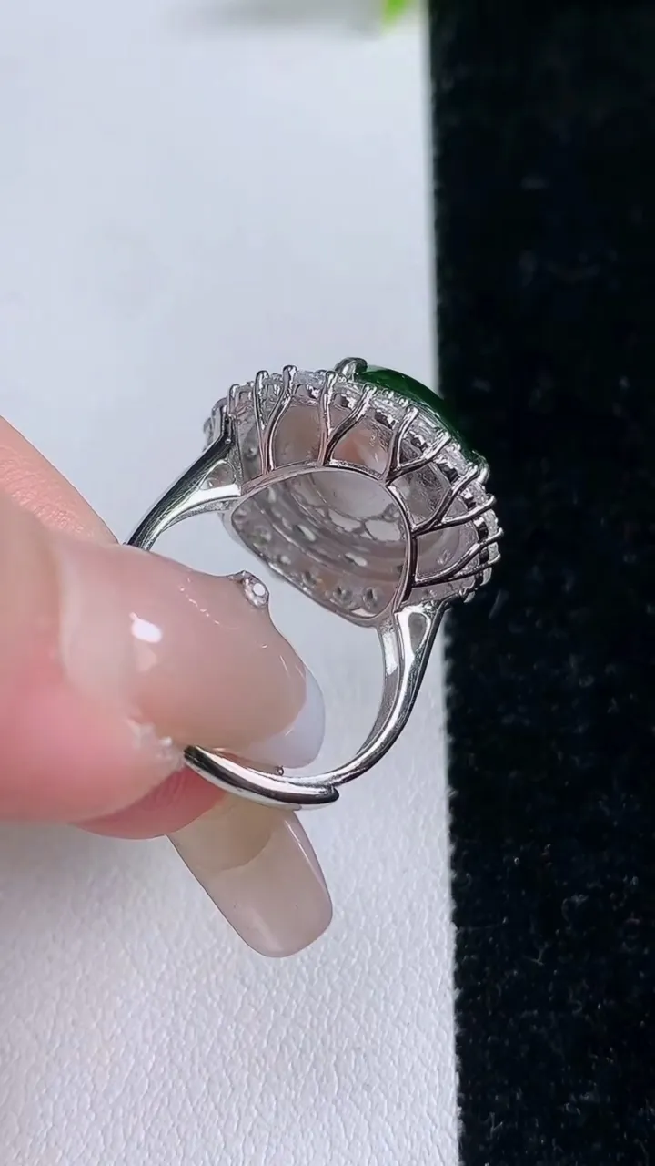 天然A货翡翠无事牌戒指，尺寸13.8-9，重量:5.90g2026年1月28日
工厂直销收藏佳品,种好水足，色泽均匀，有种有色，上手高大气！