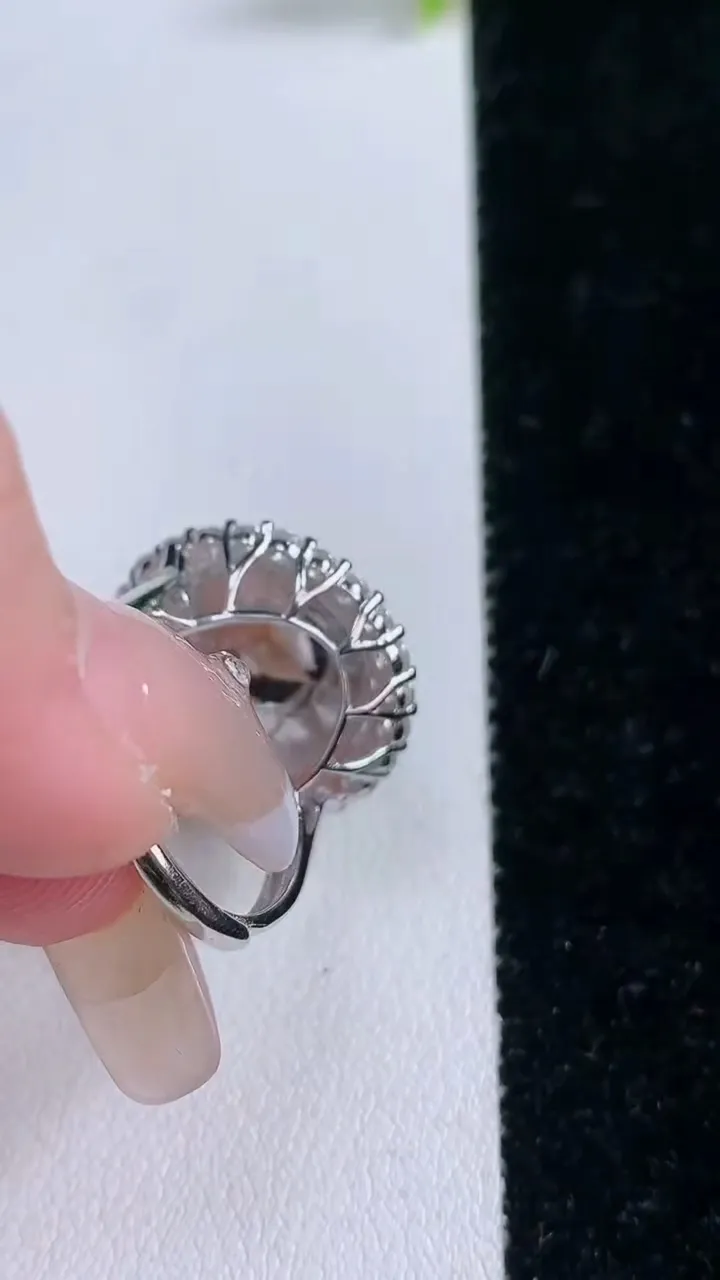 天然A货翡翠无事牌戒指，尺寸13.8-9，重量:5.90g2026年1月28日
工厂直销收藏佳品,种好水足，色泽均匀，有种有色，上手高大气！