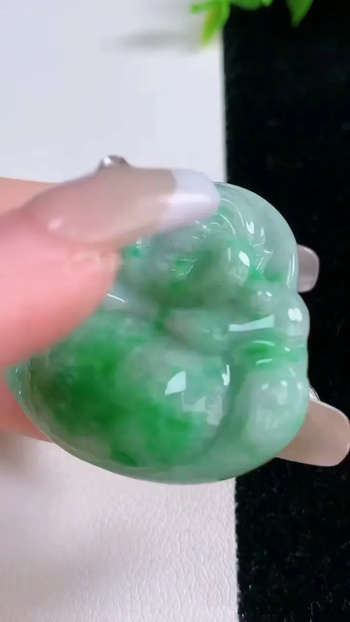 天然A货翡翠佛公吊坠，尺寸37.3-40.4-6.6，重量:16.78g
1月28日