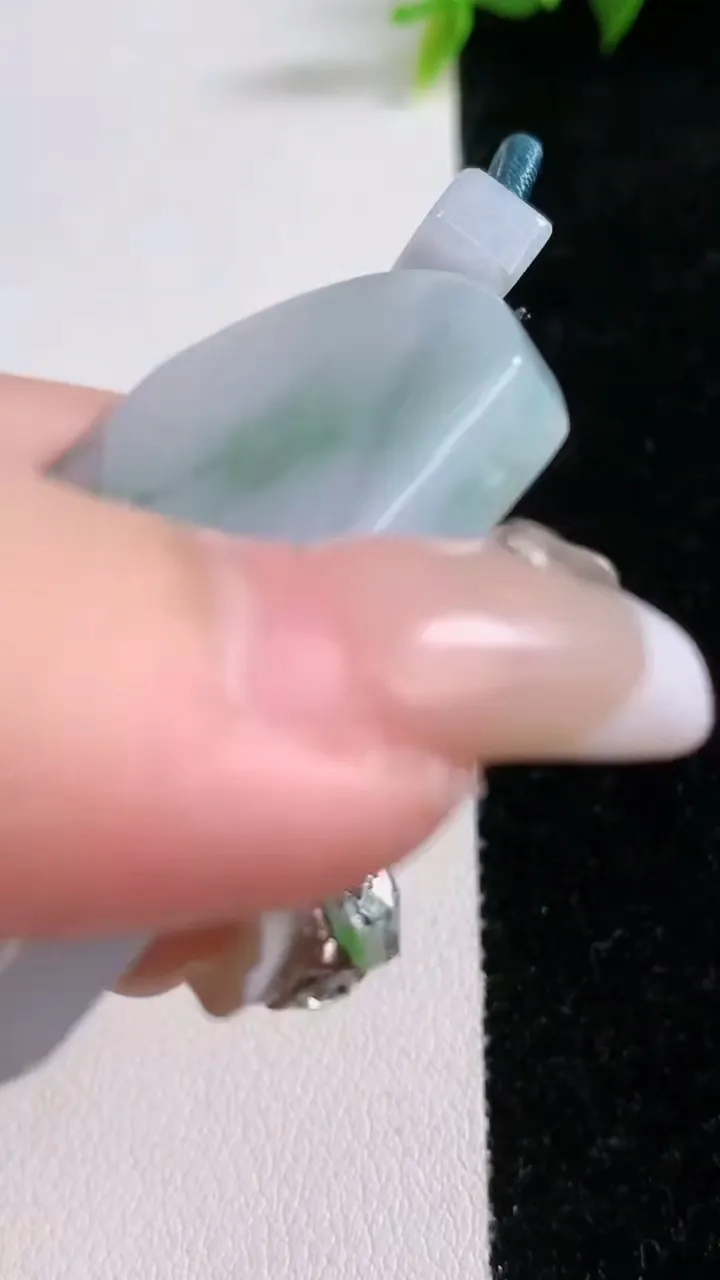 天然A货翡翠飘花无事牌吊坠，尺寸55.8-42.4-5.8，重量:41.24g
1月28日