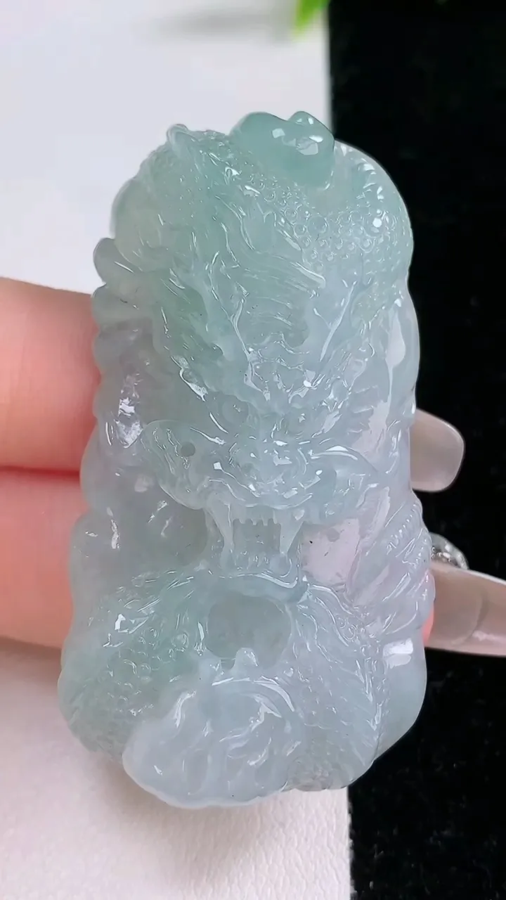 天然A货翡翠龙牌吊坠，尺寸55.7-29.5-10.8，重量:30.81g
1月28日
