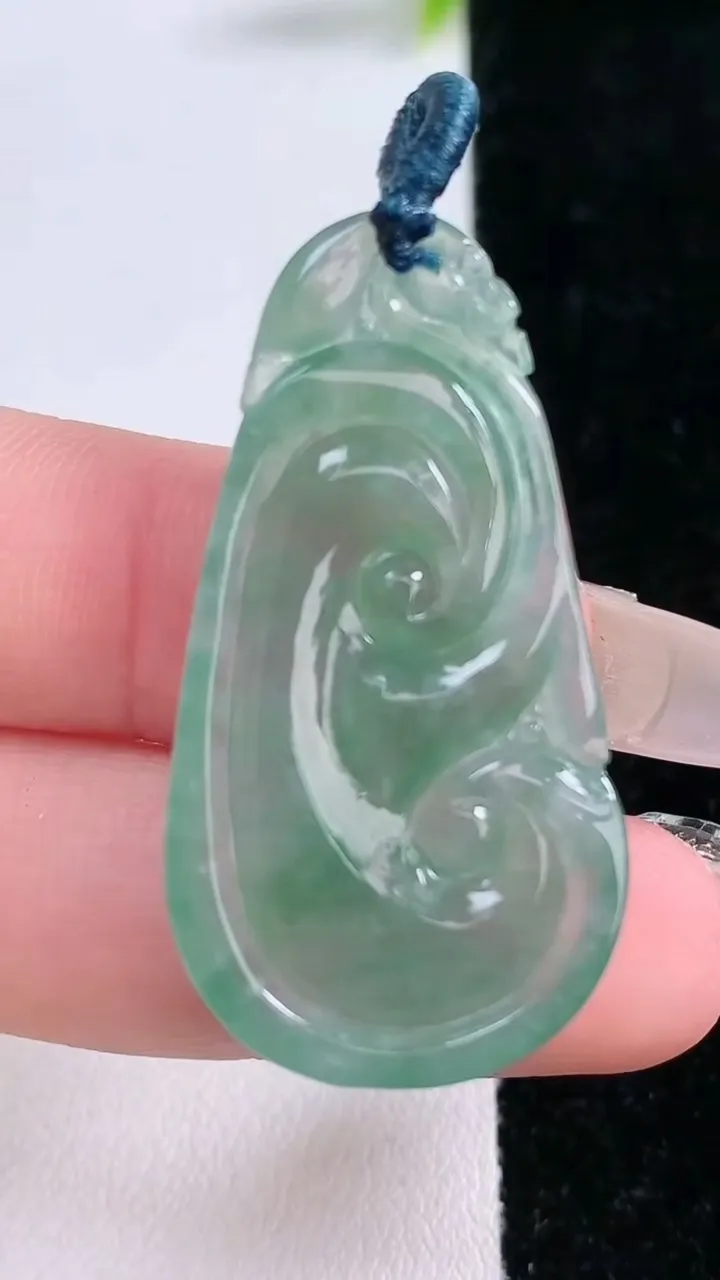 天然A货翡翠如意吊坠，尺寸39.4-20.7-4.6，重量:7.04g
1月28日