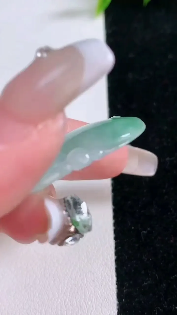 天然A货翡翠葫芦吊坠，尺寸41.3-26-6，重量:10.93g
1月28日