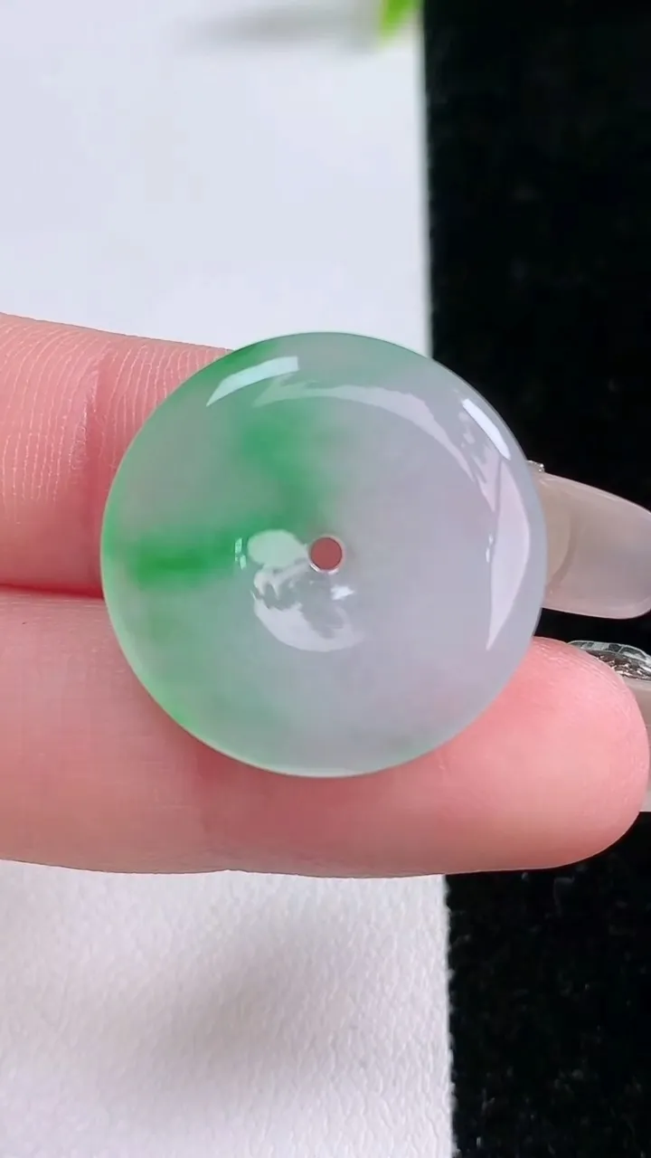 天然A货翡翠平安扣吊坠，尺寸23.4-3.5，重量:4.28g
1月28日