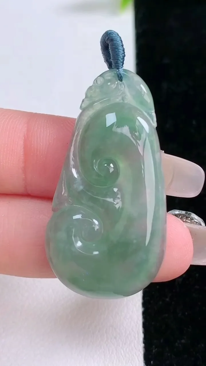 天然A货翡翠如意吊坠，尺寸39.4-20.7-4.6，重量:7.04g
1月28日